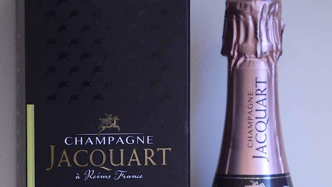 Le Champagne JACQUART Rosé s’habille avec élégance