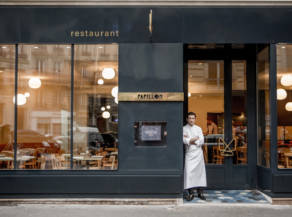 Le chef Christophe Saintagne à l'entrée de son restaurant Papillon.